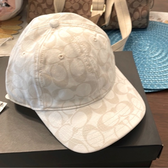 Coach monogram white cap. - Picture 1 of 6